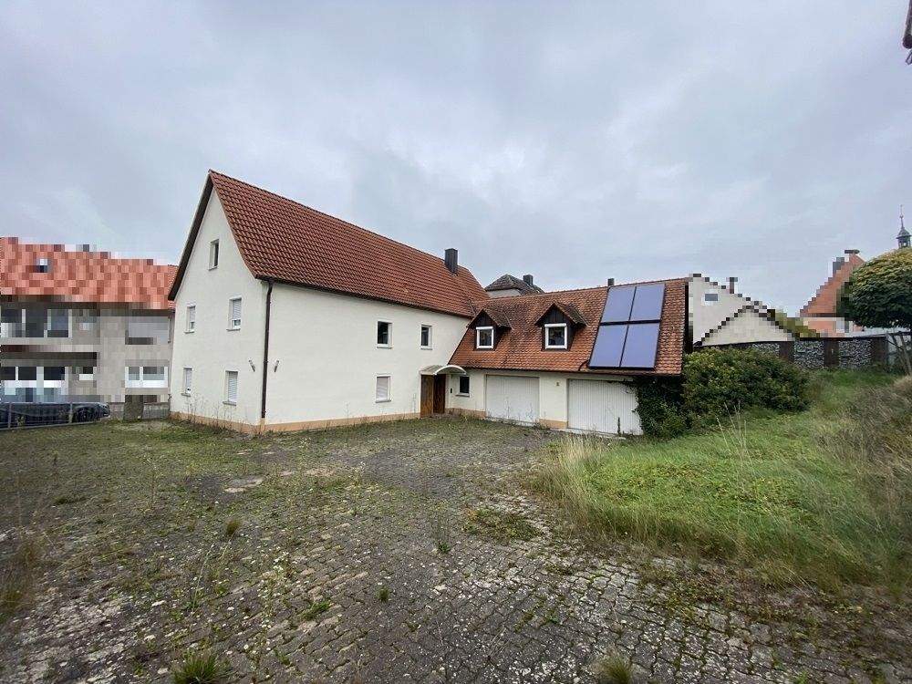 Familienfreundliches Ein-/ Zweifamilienhaus - inklusive 4 Garagen und offener Unterstellhalle – Diespeck – Bild 1 von 9