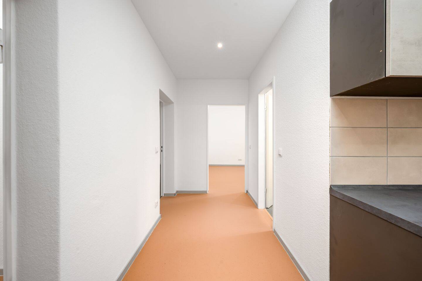 Modernisiert & Bezugsfrei: 3-Zimmer Wohnung mit Balkon & Lift an der Deutschen Oper – Berlin – Vorschaubild 3