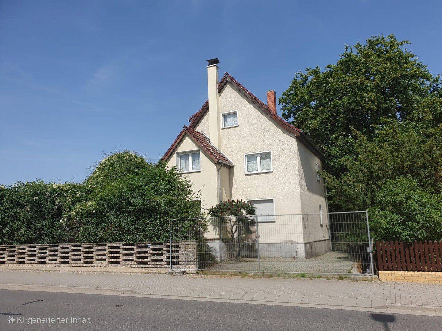 Einfamilienhaus mit Grundstück und Garage