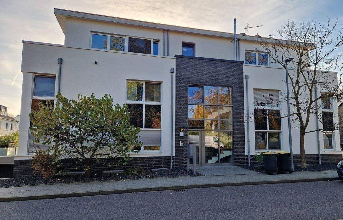 Traumhafte Etagenwohnung in nicht duplizierbarer Lage zum Nordpark gelegen ! Gemütliche Terrasse und 2 Stellplätze ! – 41179 Mönchengladbach – Bild 1 von 9