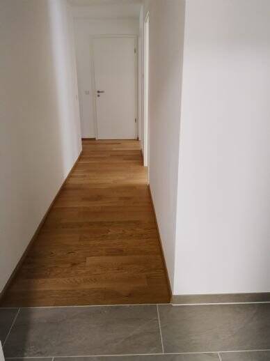 Neubau-Erdgeschoss-Wohnung mit Süd-West Terrasse und großzügigem Garten in zentraler und ruhiger Lage – Erlangen – Vorschaubild 2