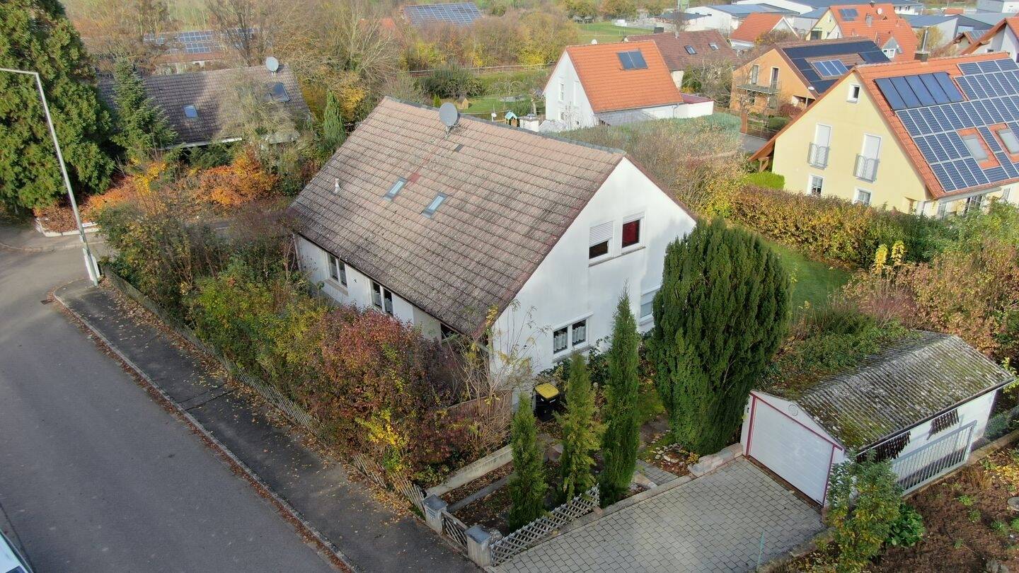 "Leben, Vermieten oder Beides: Vielseitiges Zweifamilienhaus in Uffenheim" – Uffenheim – Vorschaubild 2