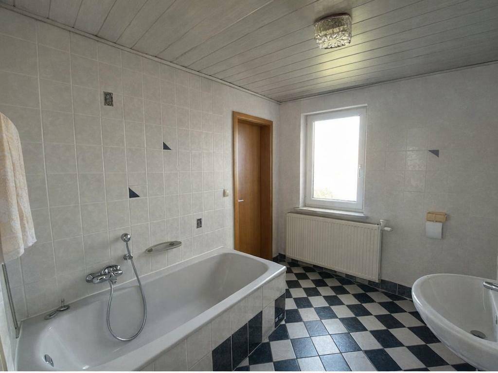 Charmantes Einfamilienhaus mit Sanierungsbedarf und Doppelgarage auf großzügigem Traumgrundstück. – Schnelldorf – Bild 1 von 7