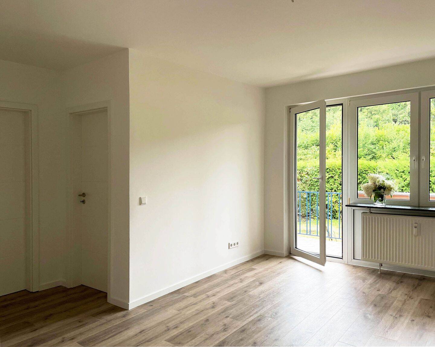 Kernsanierte 4,5-Zimmer-Wohnung mit zwei Bädern, zwei Sonnenbalkonen und großem Keller – bezugsfrei – provisionsfrei – Köln – Vorschaubild 2