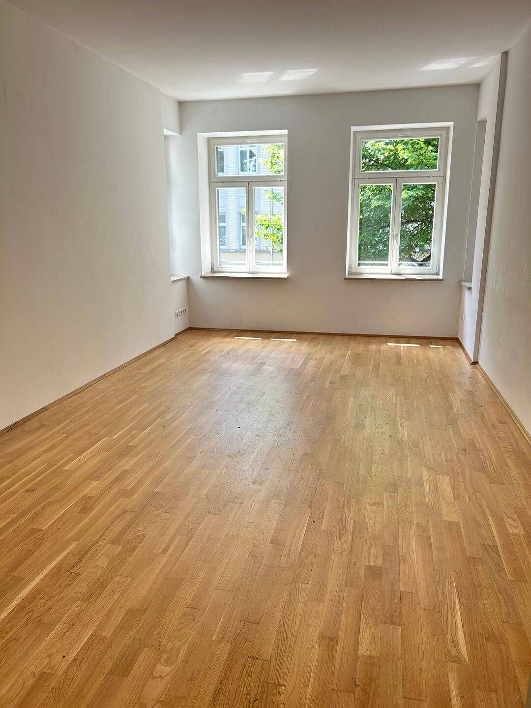 FAMILIENFREUNDLICHE WOHNUNG MIT PARKETT, FUßBODENHEIZUNG, BALKON UND LIFT – Chemnitz – Vorschaubild 2