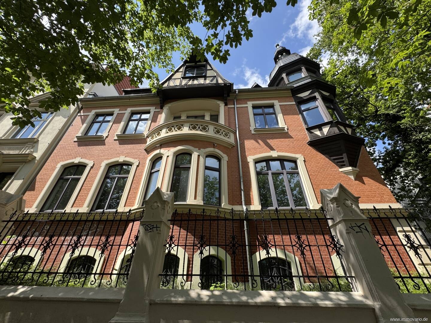 Außergewöhnliche und sanierte Dachgeschoss-Wohnung mit 4 Zimmern und Gäste-WC in Top-Lage!