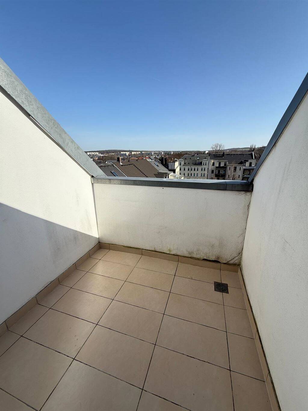 Kompakte DG 3-Zimmer mit Aufzug, Laminat, Dachbalkon und Eckwanne in guter Lage!