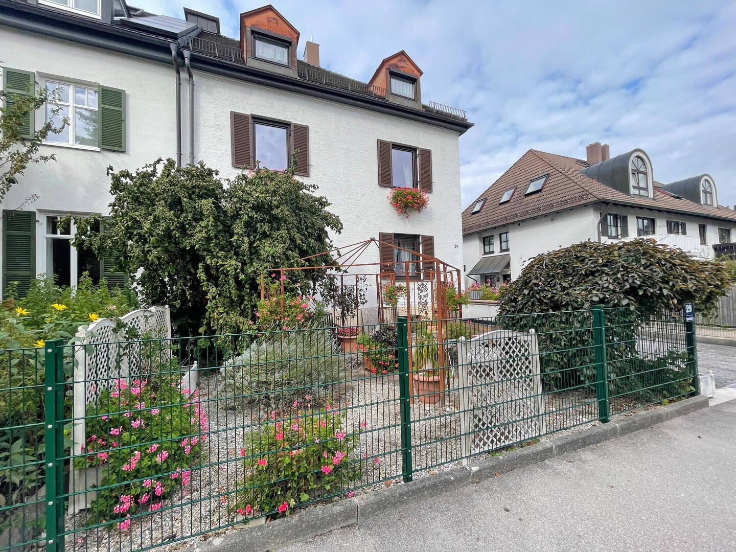 Moosach: Großzügige DHH mit 3 Wohneinheiten auf ca. 210 m² zzgl. weiterer Fläche in Rückgebäude! – München – Bild 1 von 9