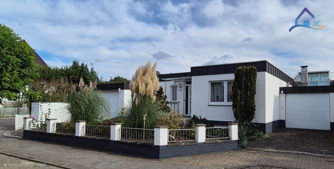 Alleinstehendes Einfamilienhaus mit Garagen und Garten (Bungalow) – Voerde (Niederrhein) – Bild 1 von 9