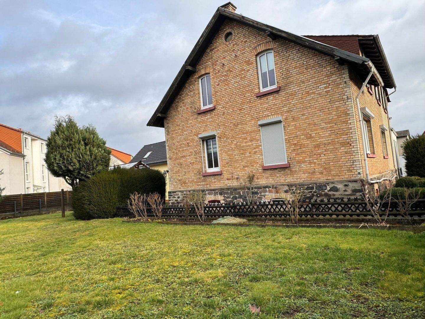 Mehrfamilienhaus für die große Familie oder Kapitalanleger ! – Hungen – Bild 1 von 9
