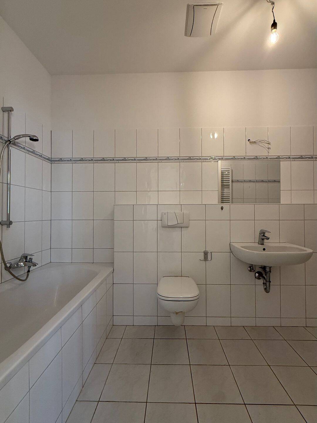 Bezugsfreie, große 3-Zimmer-Altbauwohnung mit Wohnküche, 2 Balkonen & Fahrstuhl - ideal für Familien – Berlin – Vorschaubild 6