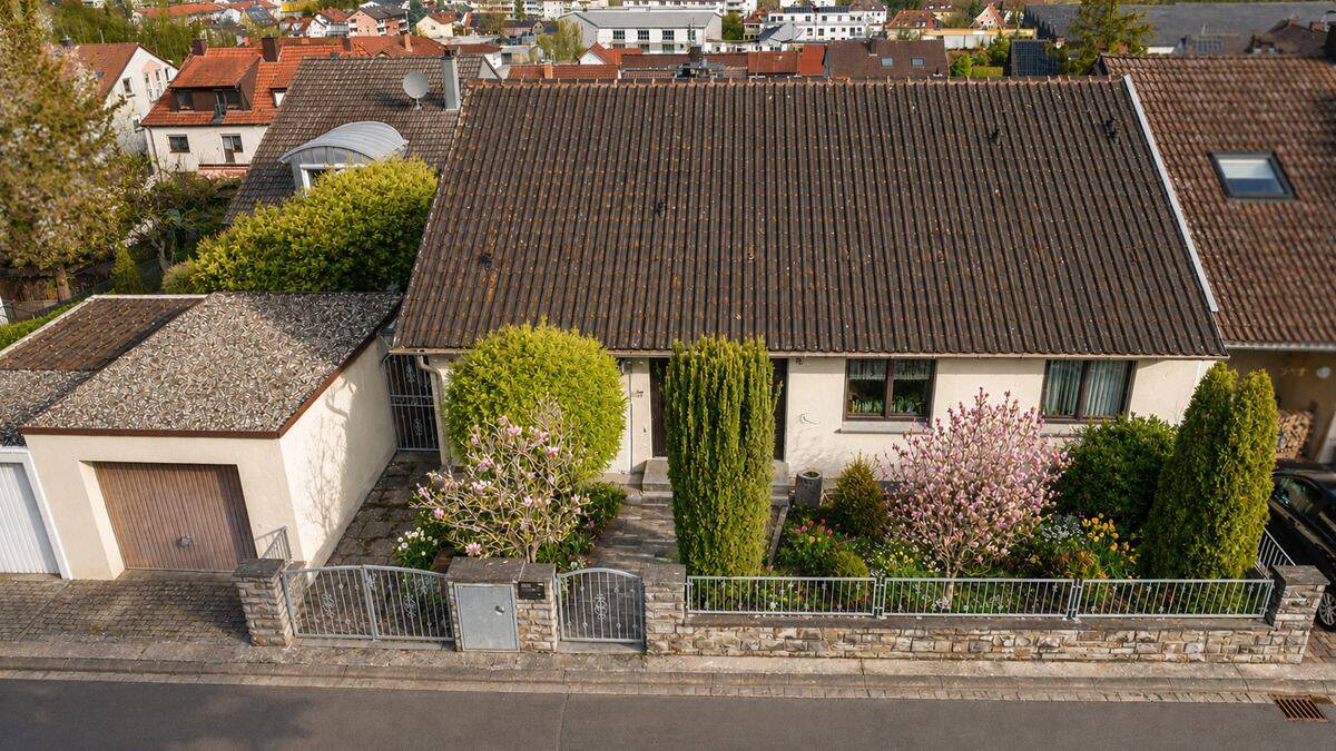 Großzügiges Anwesen mit Weinbergblick, Gartenidylle und weiterem Baupotenzial – 97084 Würzburg – Bild 1 von 9