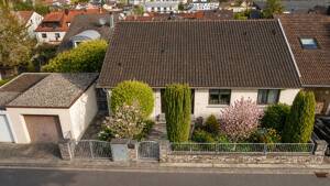 Großzügiges Anwesen mit Weinbergblick, Gartenidylle und weiterem Baupotenzial