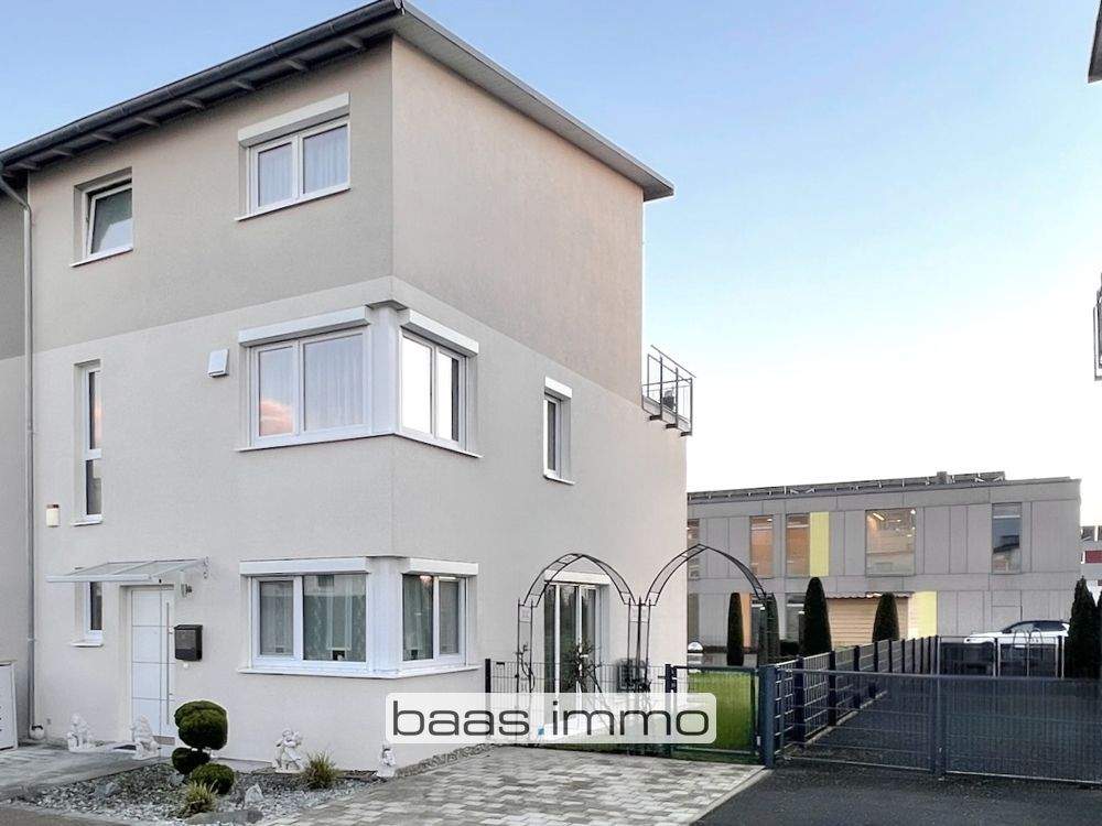 Reiheneckhaus, Baujahr 2014, mit drei Stellplätzen und großer Dachterrasse – Gersthofen – Bild 1 von 9