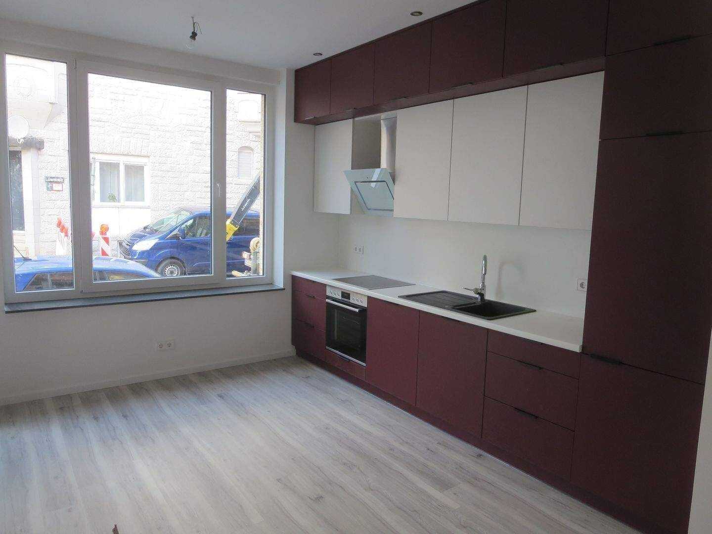 aufwendig kernsanierte 2-Zimmer-Erdgeschoss-Wohnung mit repräsentativer Einbauküche (hochmodernes Bad, Fußbodenheizung, etc.) – Stuttgart – Vorschaubild 2
