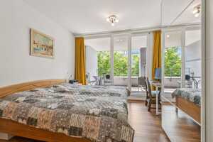 Lichtdurchflutete 2-Zimmer-Wohnung mit großer Süd-Loggia, Aufzug und Tiefgaragenstellplatz – 12559 Berlin – Vorschaubild 7