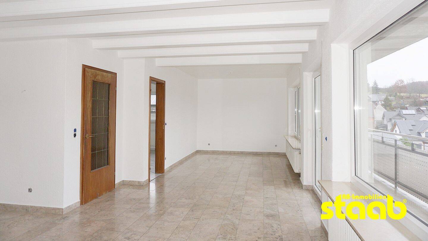 HELLE 3,5-ZIMMERWOHNUNG MIT BALKON UND GARAGE