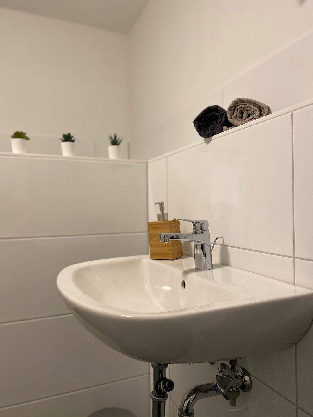 Neubauerstbezug: 2-Zimmer-Wohnung für 1 Person **Wohnberechtigungsschein erforderlich** – Kiel – Vorschaubild 2