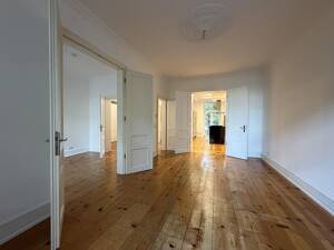3,5-Zimmer-Altbauwohnung im Nordend mit Balkon, EBK und 3m hohen Decken – 60318 Frankfurt am Main – Vorschaubild 2