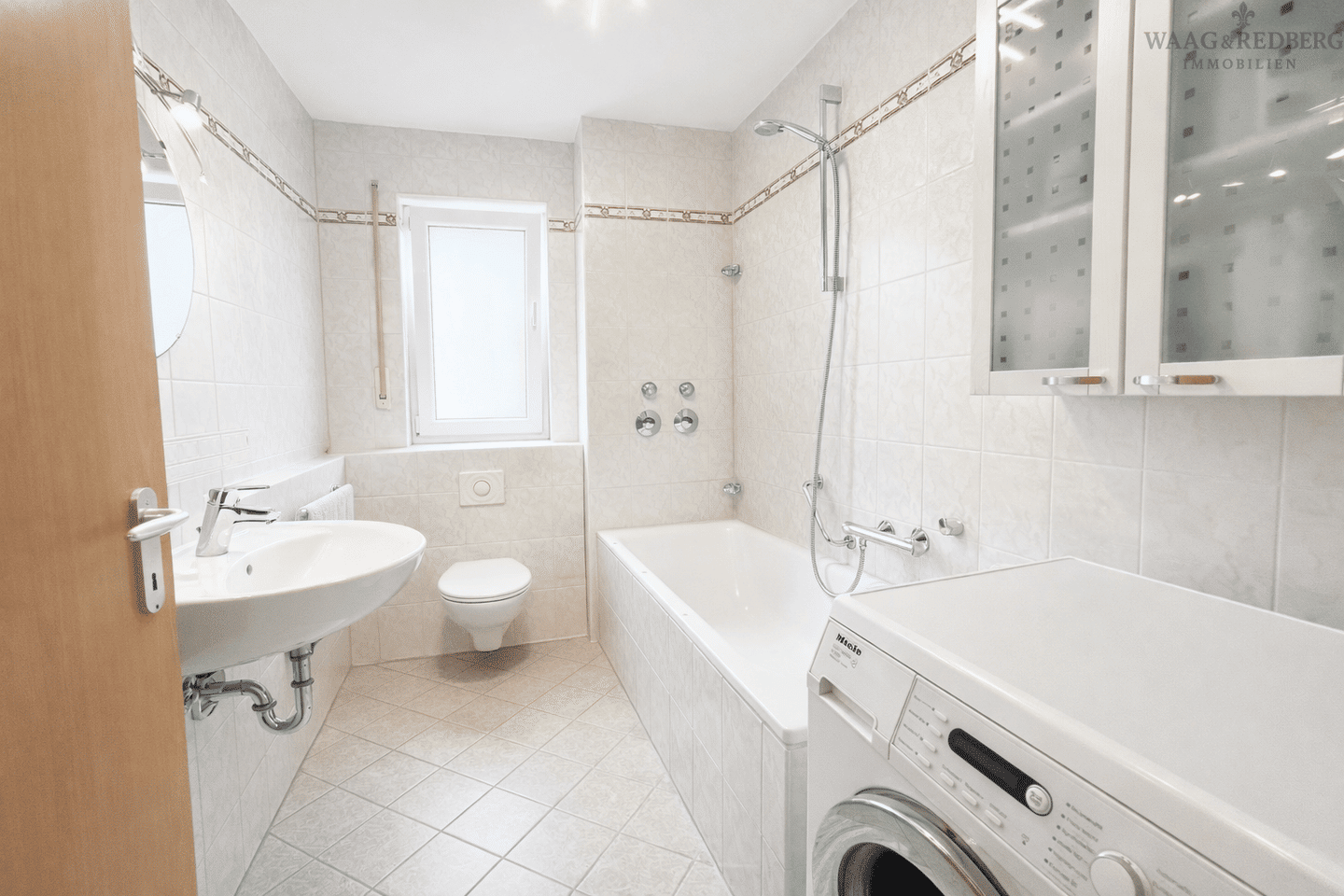 Anzug, Balkon, Stellplatz: Traumwohnung in ruhiger Lage – Nürnberg – Vorschaubild 5