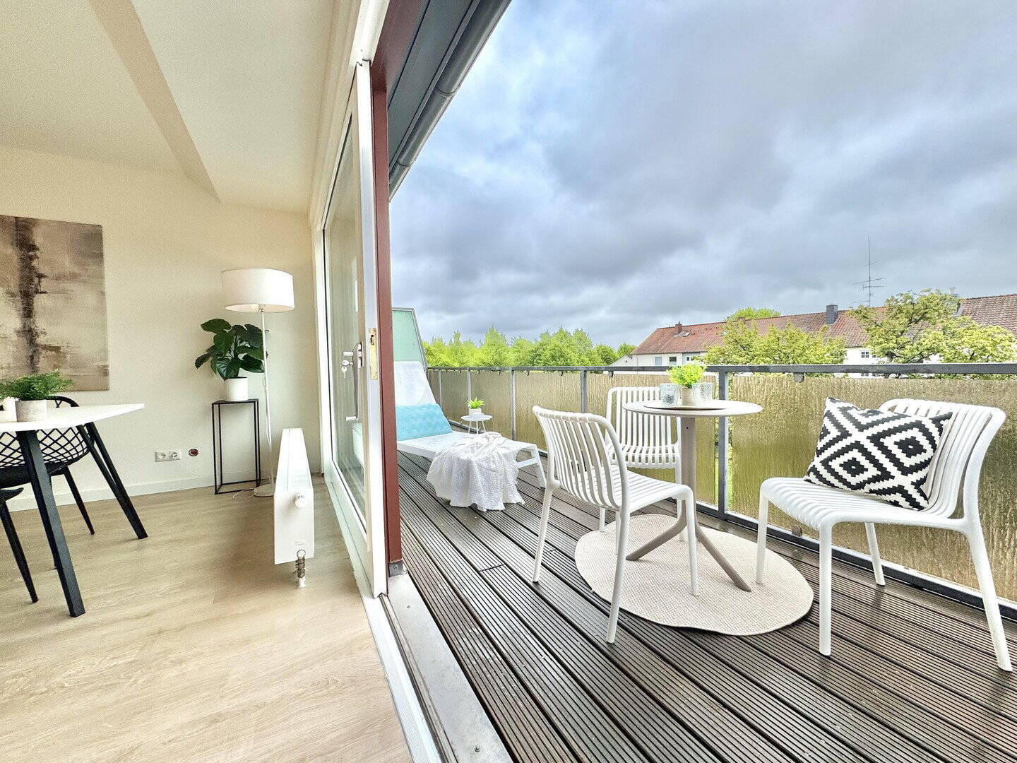 Sofort einziehen: sanierte 4-Zimmer-Maisonette mit zwei Bädern, zwei Balkonen und Stellplatz – Lübeck – Bild 1 von 9