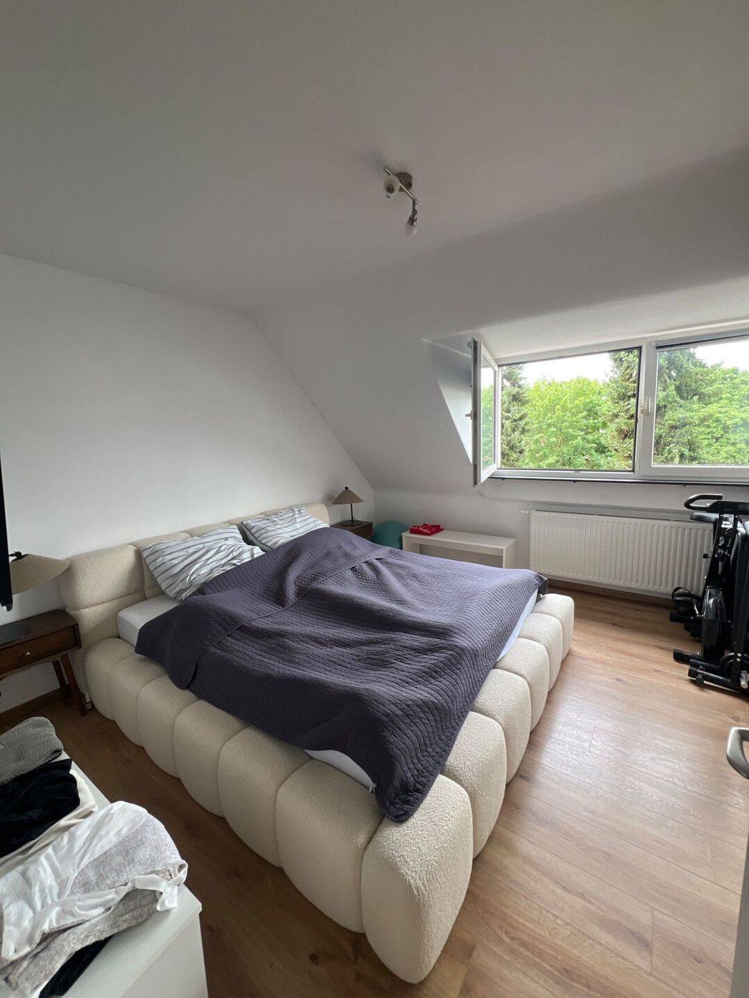 Helle Dachgeschoss-2-Zimmer-Wohnung mit viel Tageslicht in Köln – Köln – Vorschaubild 6