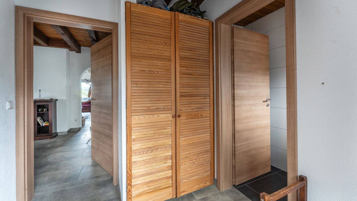 Großzügiges Wohnhaus mit Einliegerwohnung in sonniger Aussichtslage von Hilzingen Binningen – Hilzingen – Vorschaubild 3