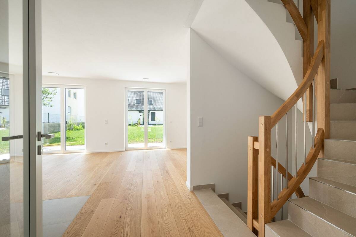 RESERVIERT: NEUBAU-Doppelhaushälfte mit wohnlich ausgebautem Souterrain (+ 2. Bad) und großem, sonnigen Garten – 80995 München – Bild 1 von 9