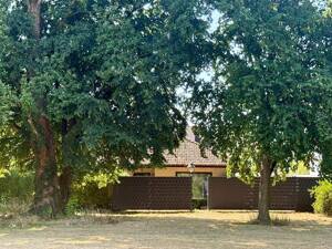 Freistehender Bungalow auf einer Ebene