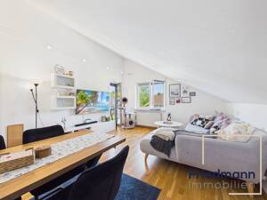 Ruhiges Wohnen am Trimmelter Hof: Gepflegte Dachgeschosswohnung in Zweifamilienhaus, ideal für Paare