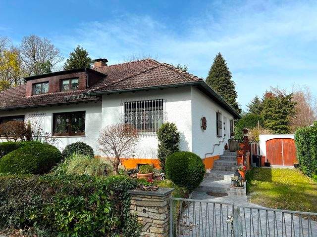 Doppelhaushälfte in Bestlage von Dreieich-Buchschlag mit großem Grundstück & Ausbaupotenzial! – Dreieich – Bild 1 von 9