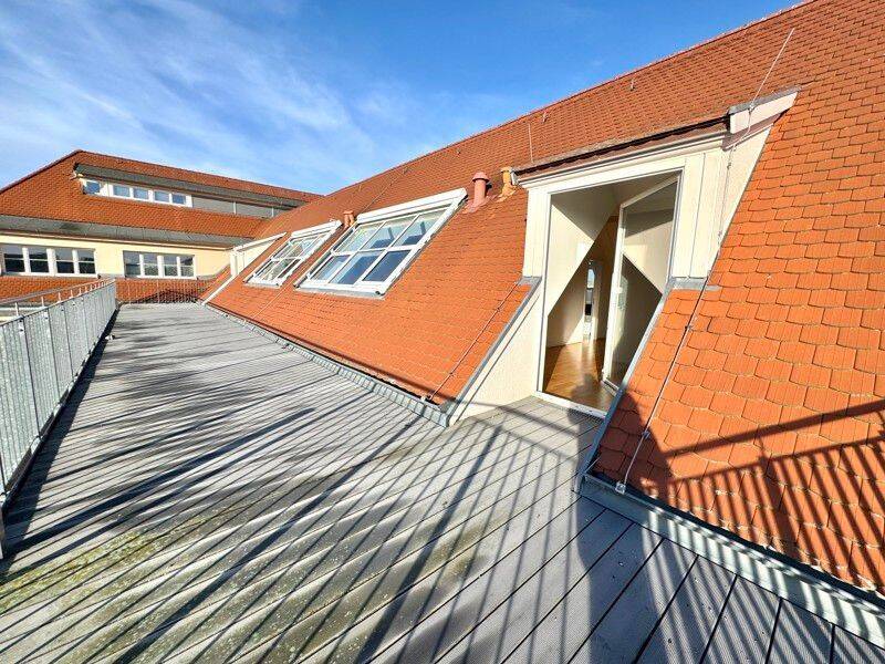 Einzigartige 2,5-Zimmer-Penthousewohnung im Dachgeschoss mit hochwertiger Einbauküche und zwei großen Terrassen – Leipzig – Vorschaubild 3