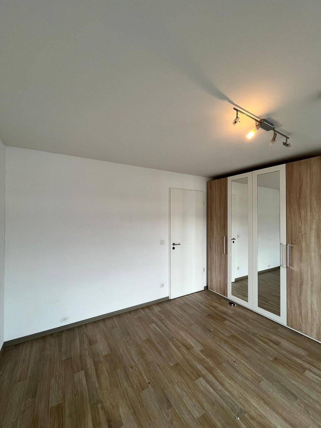 Teilmöbliertes 2-Zimmer-Studentenapartment mit Einbauküche – Nürnberg – Vorschaubild 3
