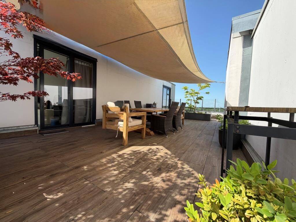 VERMIETETE PENTHOUSE-WOHNUNG MITTEN IM LEBEN – Hamburg – Vorschaubild 7