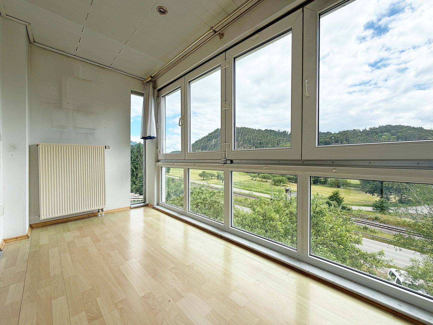Familienhaus mit 2 Wohnungen. 7 Zimmer. 183 m². Traum-Ausblick. 3 Garagen. Herrliches Grundstück. – Epfendorf – Vorschaubild 3