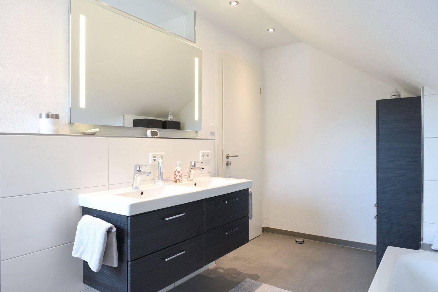 Neuwertige große Dachgeschosswohnung in Toplage mit Südbalkon – 85049 Ingolstadt (Altes Westviertel) – Ingolstadt – Vorschaubild 8