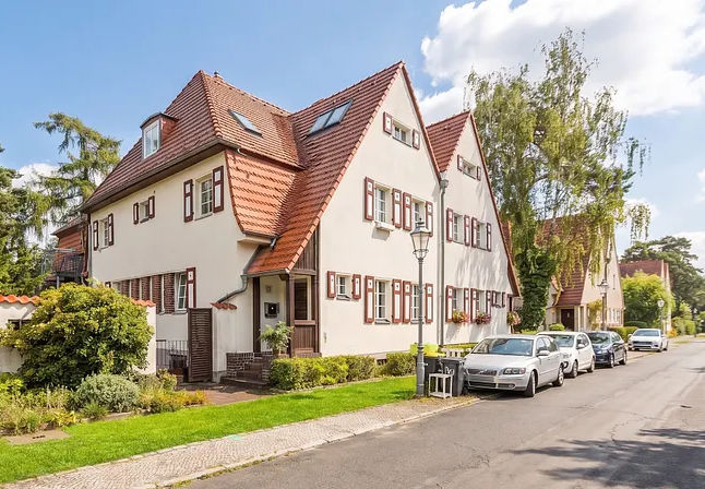 Platz für die ganze Familie - Doppelhaushälfte mit ca. 400 m² Wohn-/Nutzfläche, ideal für mehrere Generationen – Berlin – Bild 1 von 9