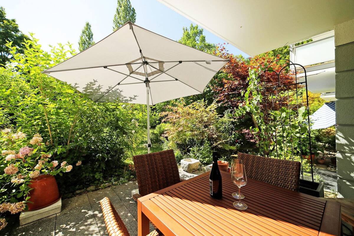 Schnuckeliges Erdgeschoss-Juwel mit Terrasse - Wohnglück dank Erbbaurecht – 81927 München – Bild 1 von 9
