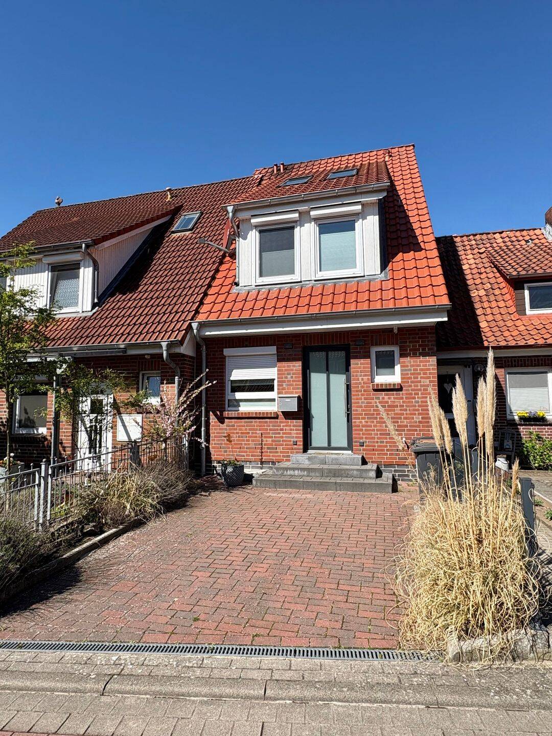 RESERVIERT! Modernes Mittelreihenhaus in familienfreundlicher Lage – neuwertig & bezugsfertig – Stade – Bild 1 von 9