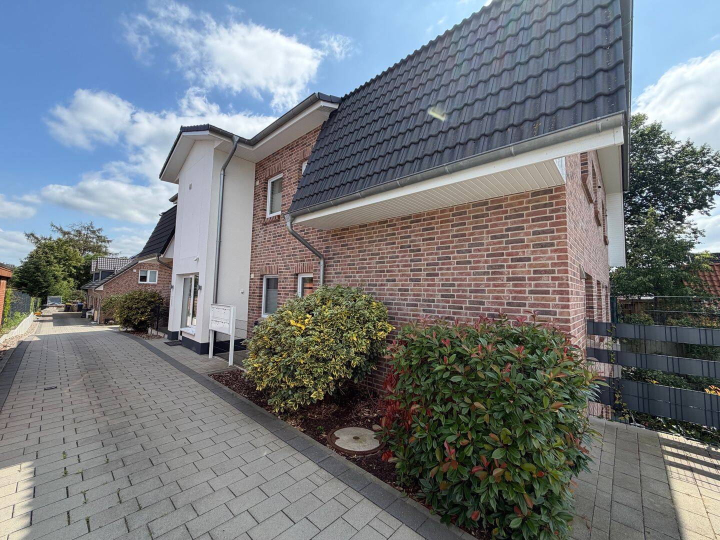 Modernes Mehrfamilienhaus mit 6 energieeffizienten Wohnungen in zentraler Lage von Adendorf