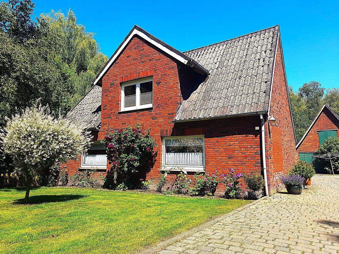 Schönes 1-2-Familienhaus mit großem Garten in ländlicher Idylle – Nordleda – Bild 1 von 9