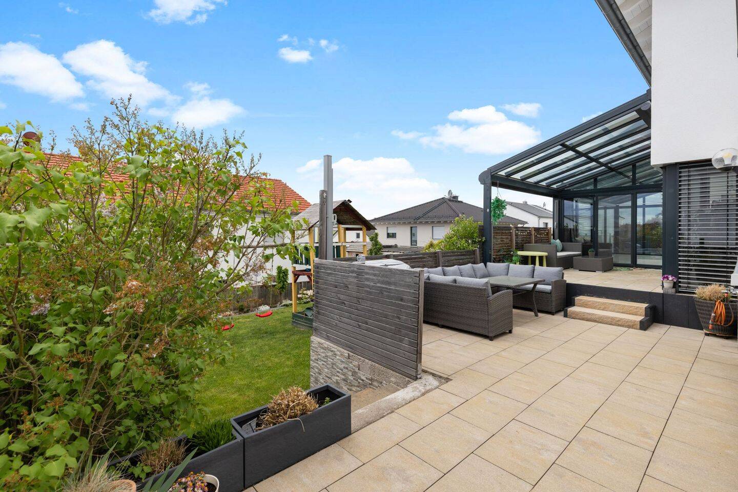 Modernes, massiv gebautes XXL-Einfamilienhaus mit Einliegerwohnung, drei Bädern, Doppelgarage u.v.m. – Beilngries – Vorschaubild 6