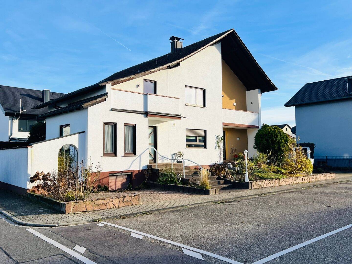 Schönes Wohnhaus mit zwei separaten Eingängen – ideal für eine große Familie oder Arbeiten/Wohnen unter einem Dach – Waghäusel – Vorschaubild 2