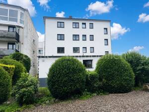 Schöne, komplett sanierte / renovierte Wohnung mit Gartenmitbenutzung !