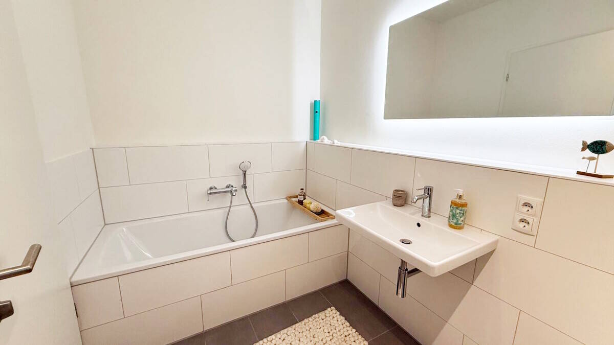 Großzügiger Wohnbereich, Sonnenbalkon & zwei Bäder - stilvolle 3-Zimmer-Neubau-Wohnung im Grünen – Hamburg – Vorschaubild 3