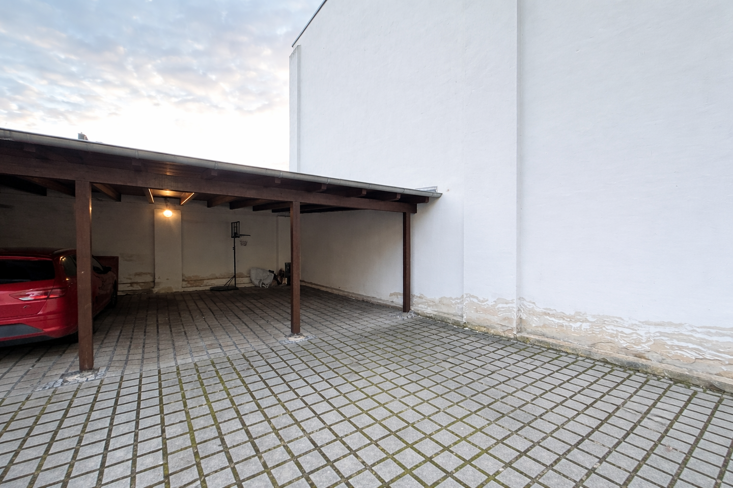 Dachgeschoss mit Charakter: 2-Zimmer-Wohnung mit Aufzug und Carport-Stellplatz in Dresden-Pieschen – Dresden – Vorschaubild 3