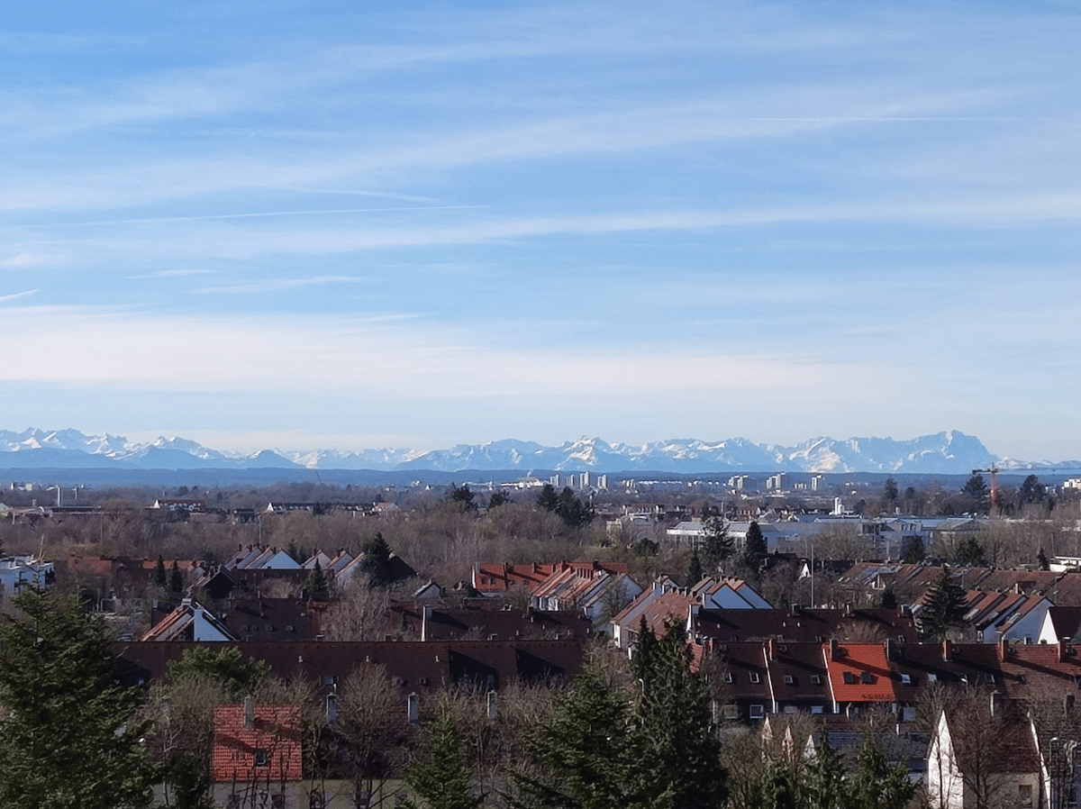 Weitblick bis zu den Alpen: Helle 3-Zimmer-Wohnung mit windgeschützter Loggia und Tiefgarage – 81737 München – Bild 1 von 9
