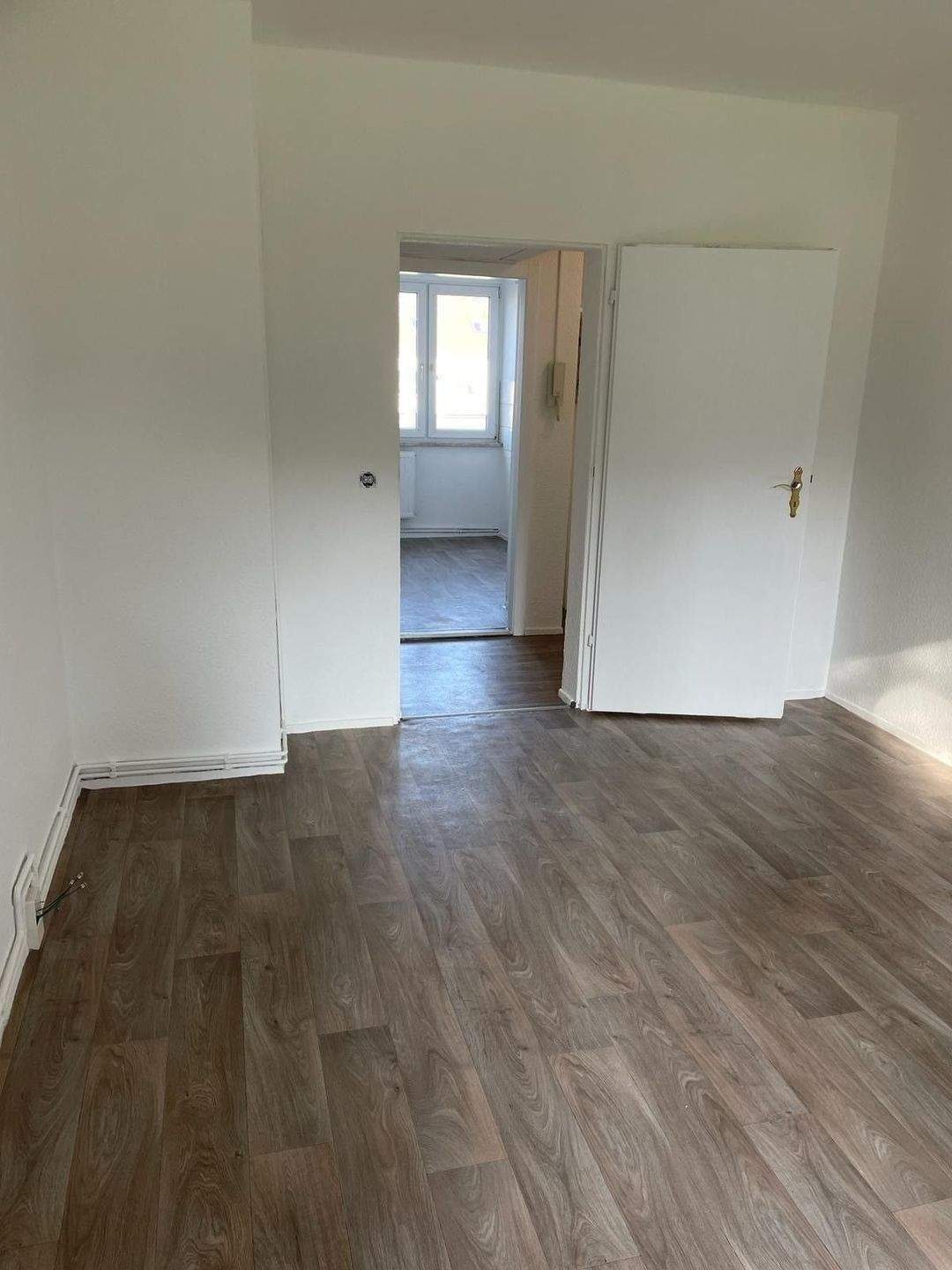 Schöne helle frisch renovierte und sofort verfügbaren, 3 Zimmerwohnung mit Balkon