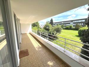 Kölner Süden, rheinnahe, ruhige und helle 3- Zimmerwohnung mit großem überdachten Südostbalkon und TG-Stellplatz, provisionsfrei für den Käufer
