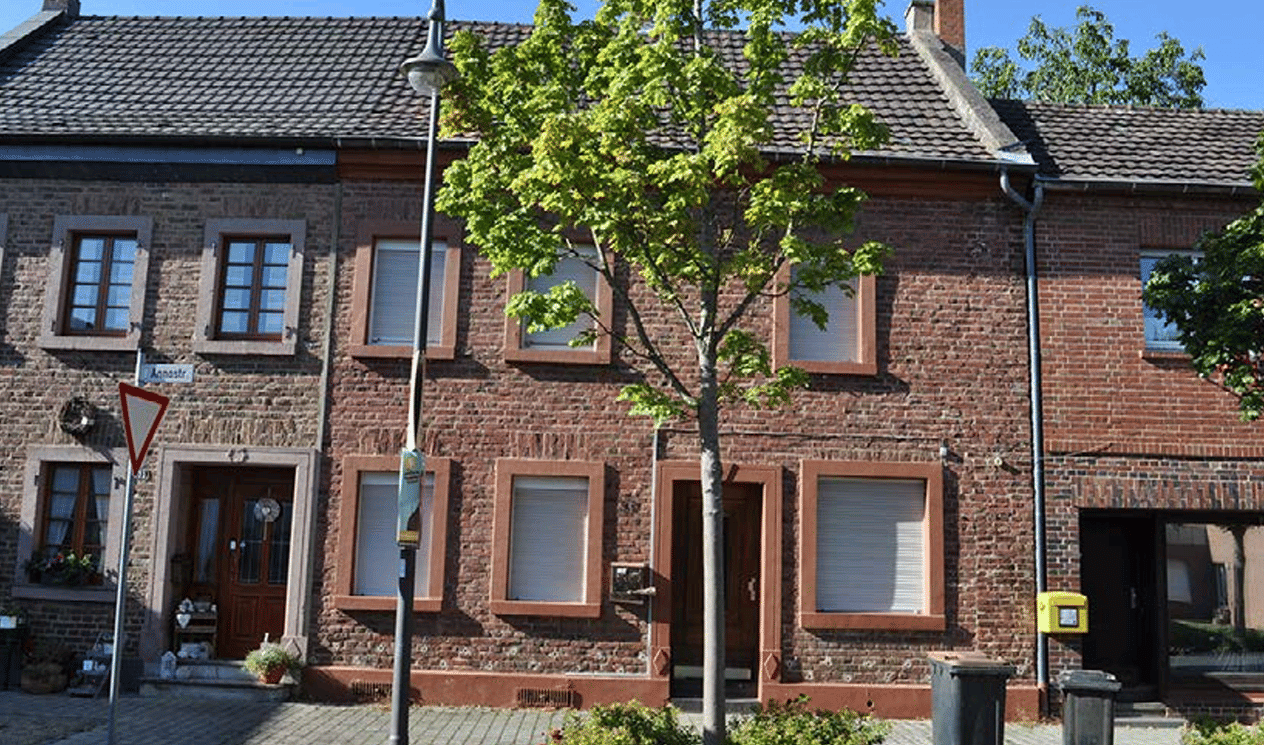 Sanierungsbedürftiges Dreifamilienhaus mit großem Grundstück in 53881 Euskirchen-Frauenberg – Euskirchen – Bild 1 von 9